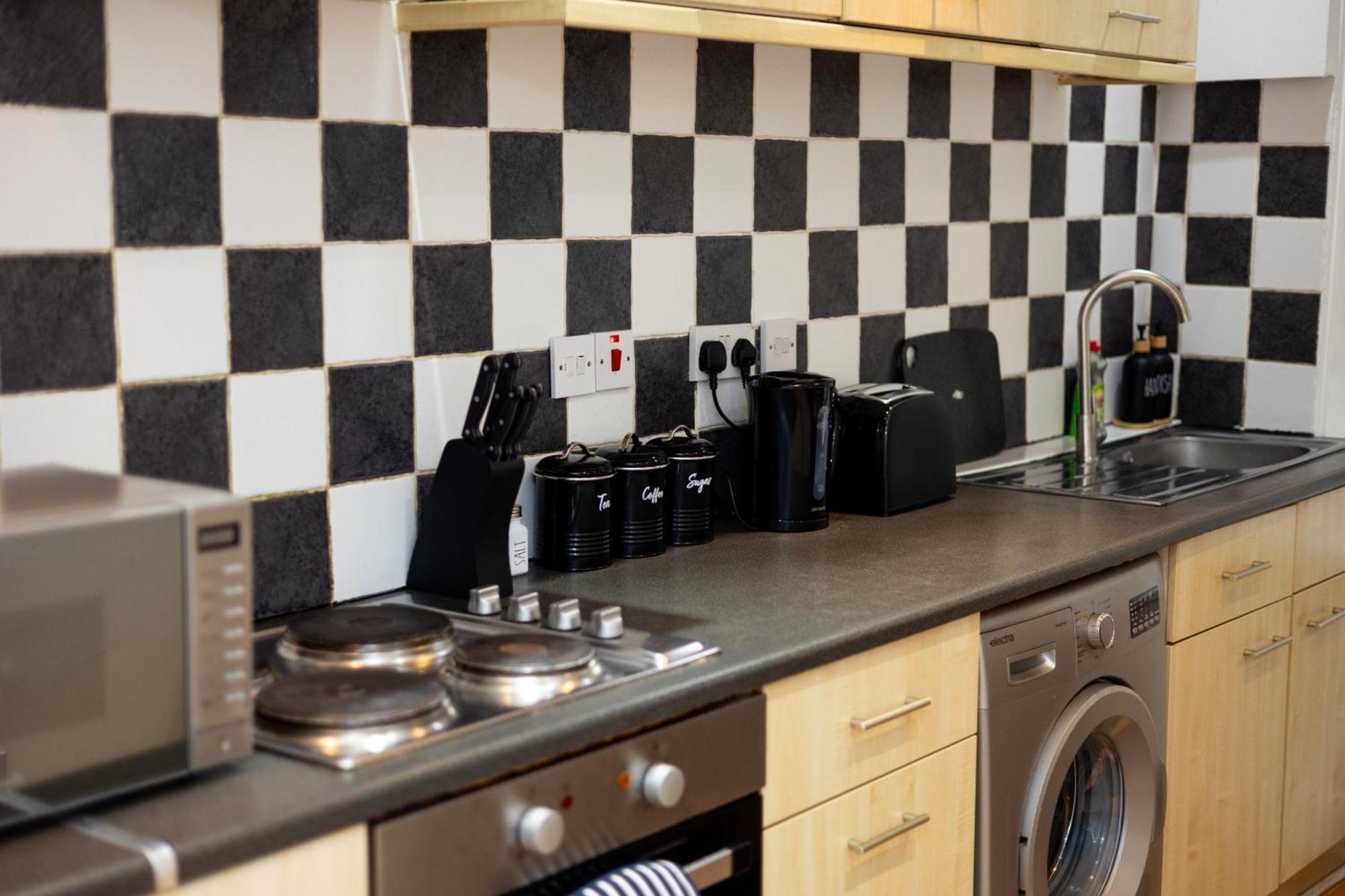 Spacious 3 Bedroom Ground Floor Apartment - 10 Mins From City Centre ليدز المظهر الخارجي الصورة