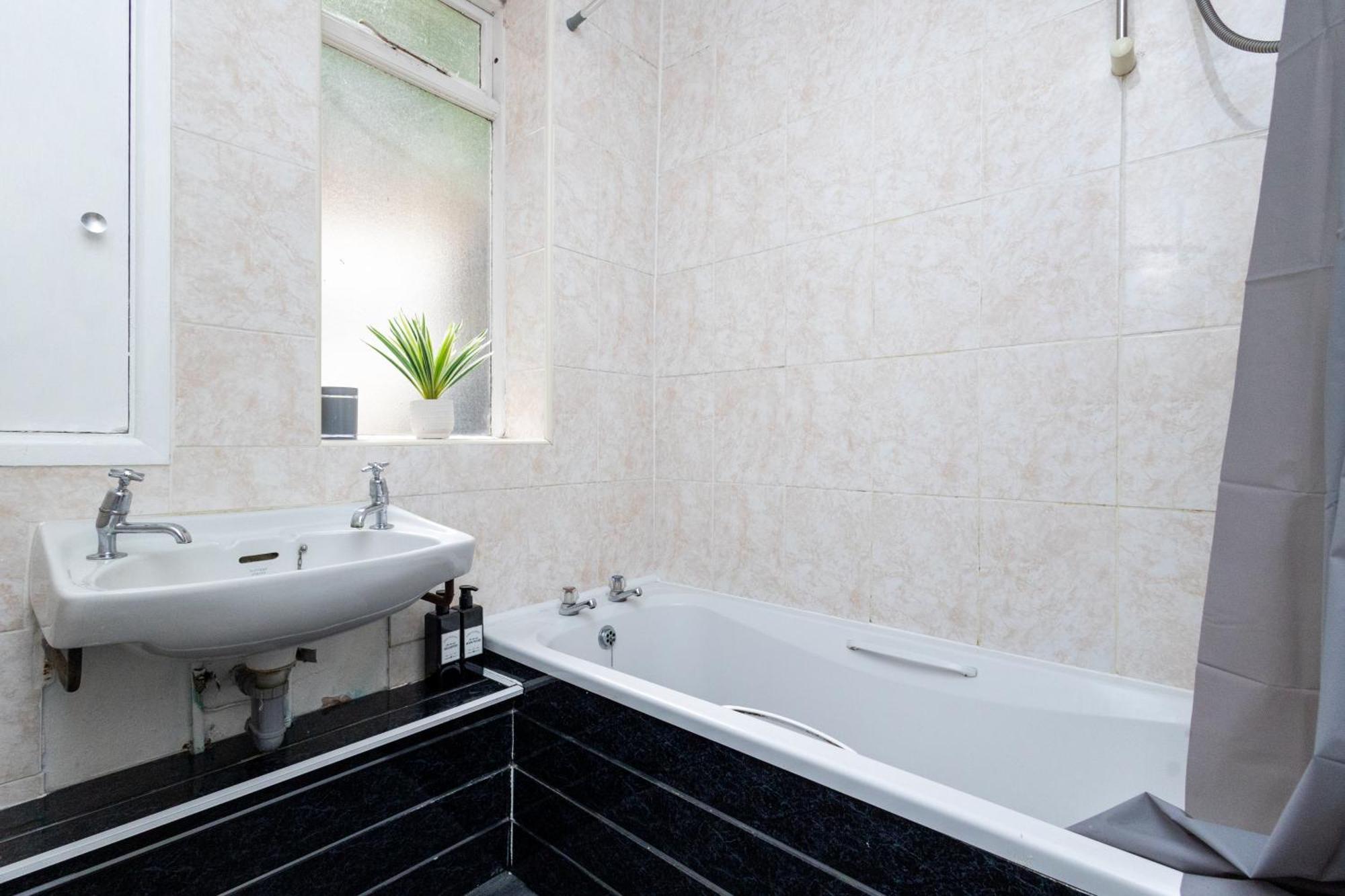Spacious 3 Bedroom Ground Floor Apartment - 10 Mins From City Centre ليدز المظهر الخارجي الصورة
